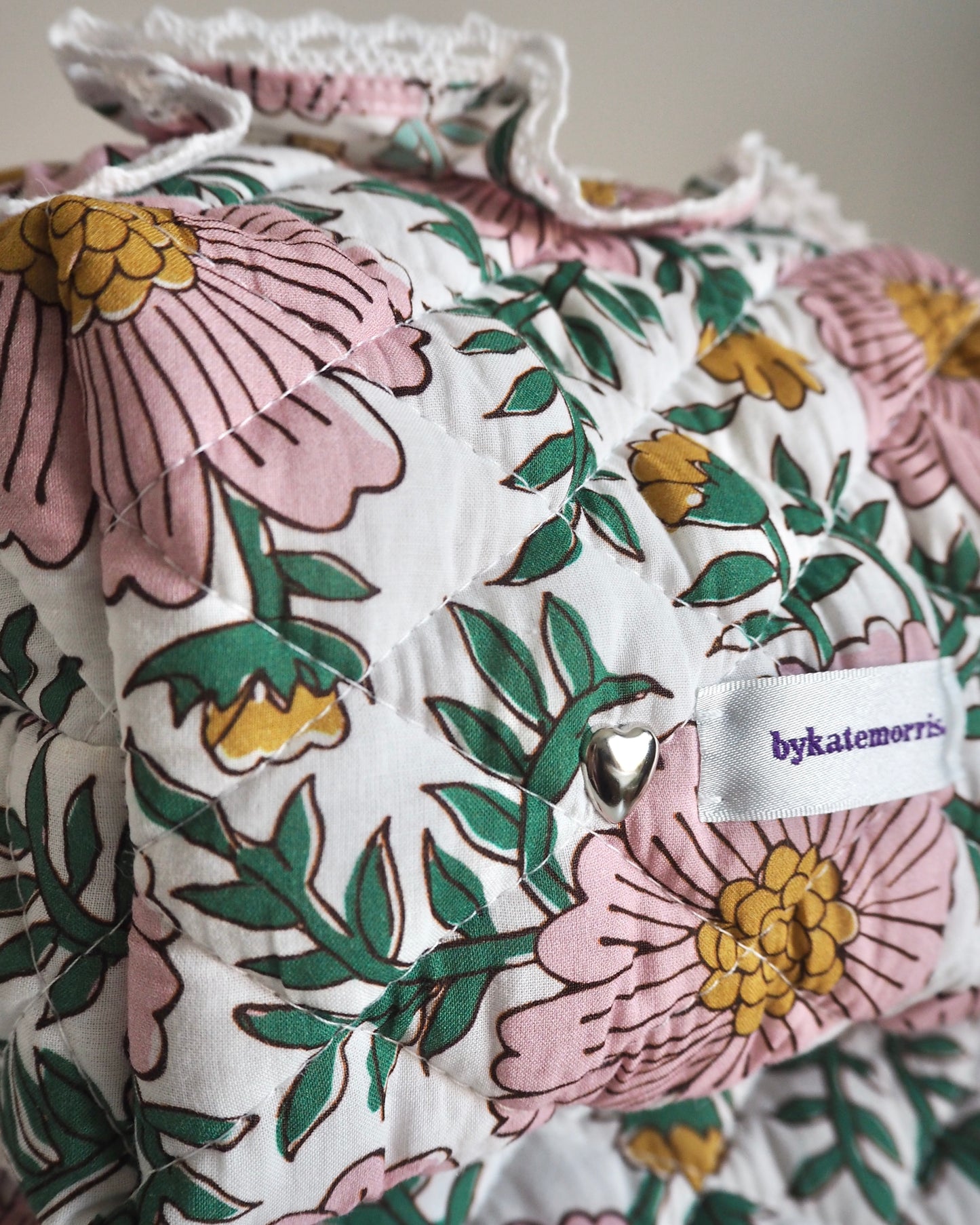 WHITE FLORAL FRILL QUILTED MAKEUP BAG