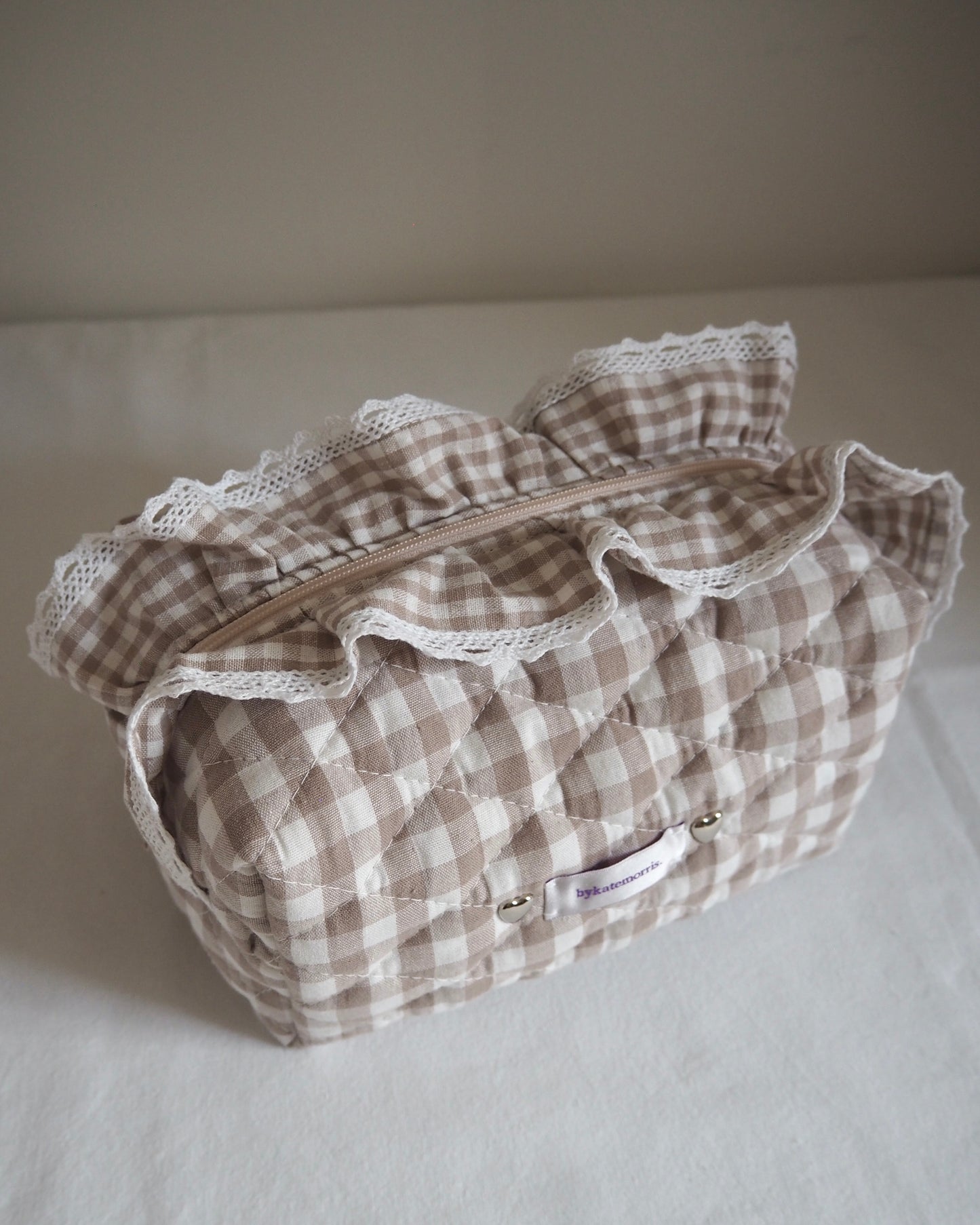 BEIGE LACE FRILL GINGHAM QUILTED MAKEUP BAG