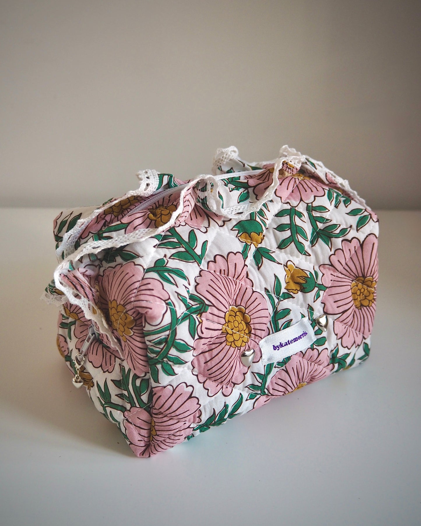 WHITE FLORAL FRILL QUILTED MAKEUP BAG