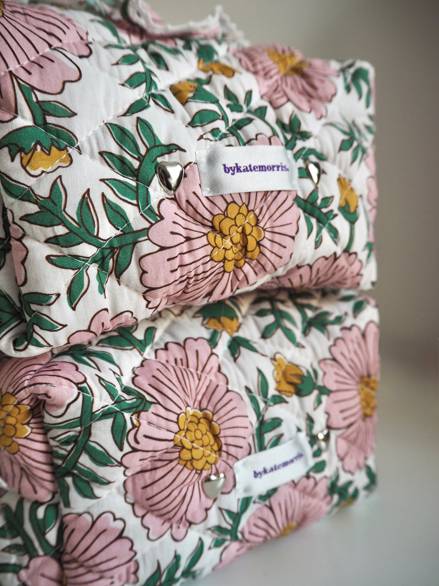 WHITE FLORAL FRILL QUILTED MAKEUP BAG