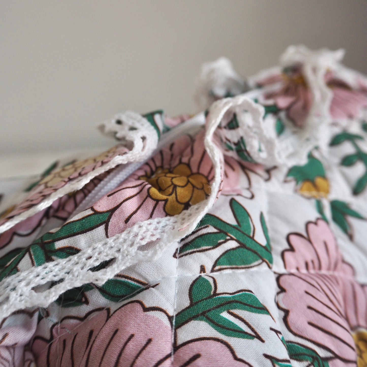 WHITE FLORAL FRILL QUILTED MAKEUP BAG