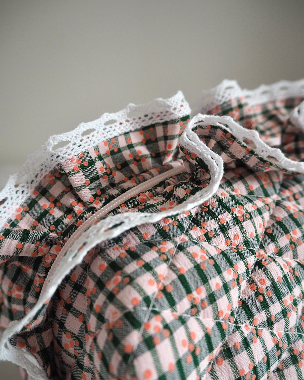GREEN LACE FRILL QUILTED CHECKERED MAKEUP BAG