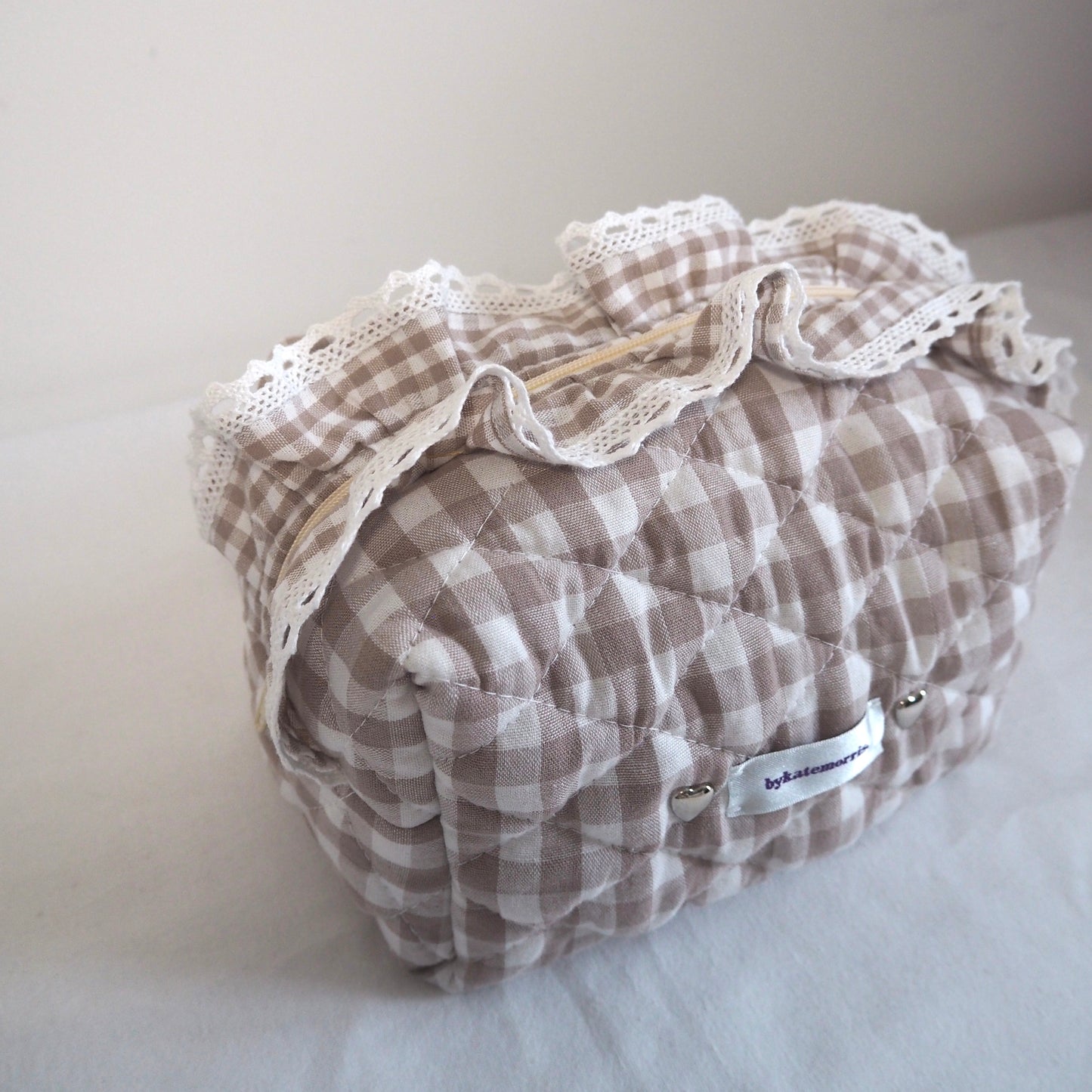 BEIGE LACE FRILL GINGHAM QUILTED MAKEUP BAG